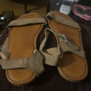 I am selling sandals.